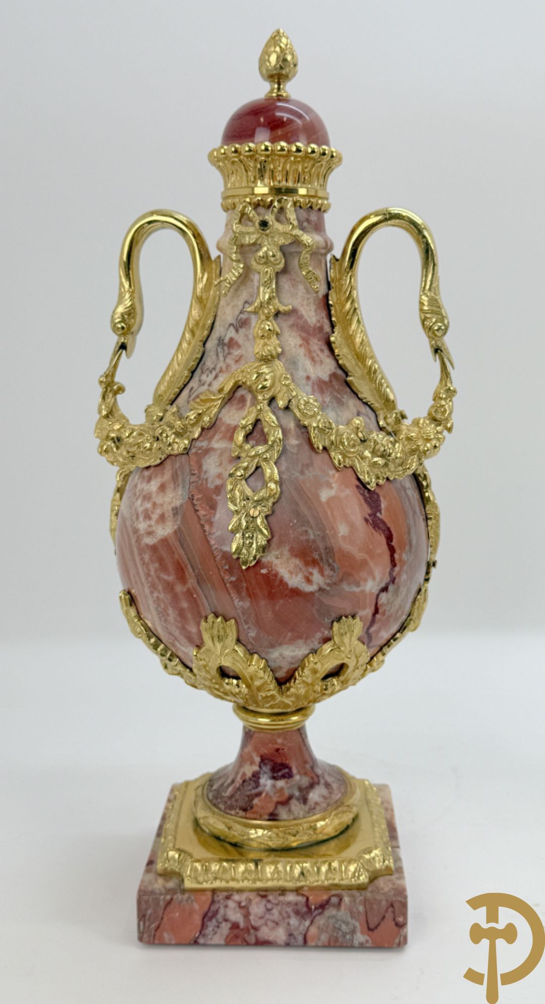 Paar marmeren cassolettes met zwanehalzen en guirlandes