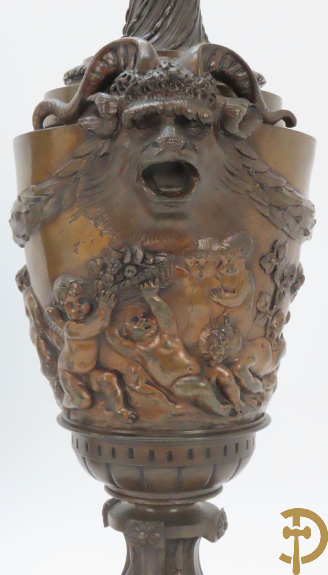 Paar bronzen cassolettes omgeven door dansende cupido