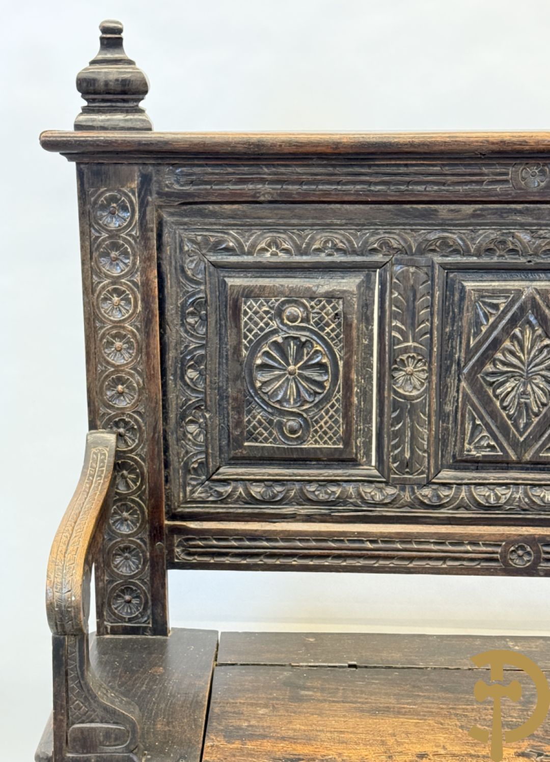 Massief eiken Engelse hall bank met gesculpteerde motieven