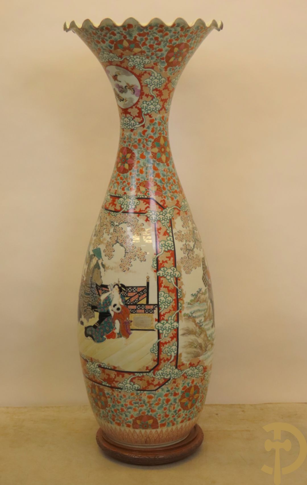 Japanse porseleinen waaiervaas met decor van geisha en krijger, bovenaan met florale motieven