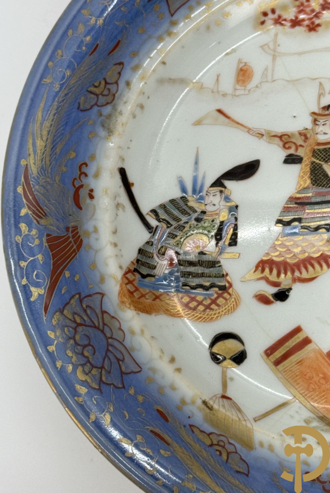 Paar Japanse meerkleurige porseleinen schalen met krijgerdecor op voet