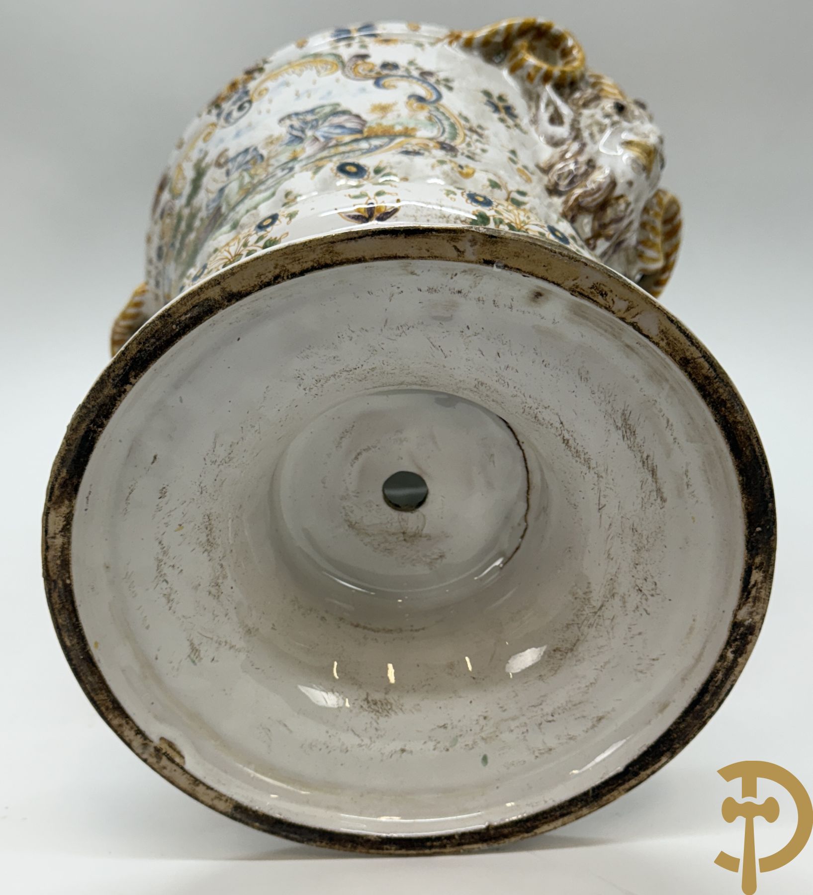 Paar Italiaanse meerkleurige dekselpotiches met geanimeerd decor en gehoornde kopen