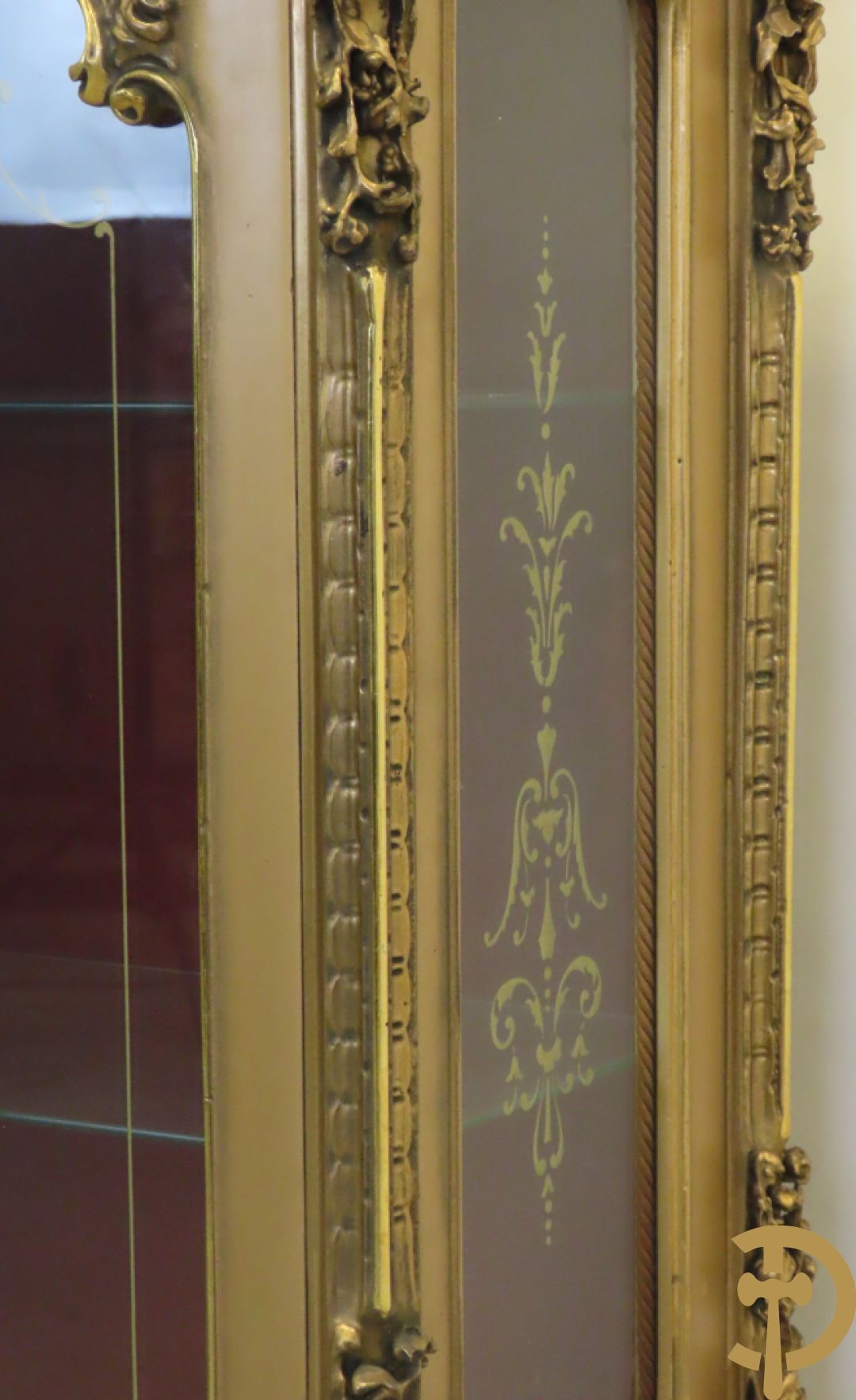 Vergulde vitrine met accanthusranken en ornamentiek in de ruiten geslepen, bovenaan bezet met marmeren blad