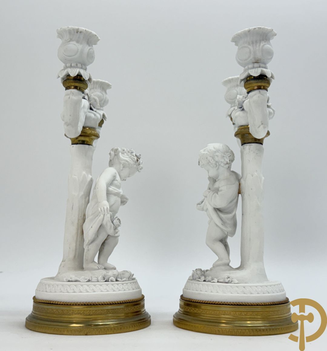 Paar biscuit kandelaars met cupido