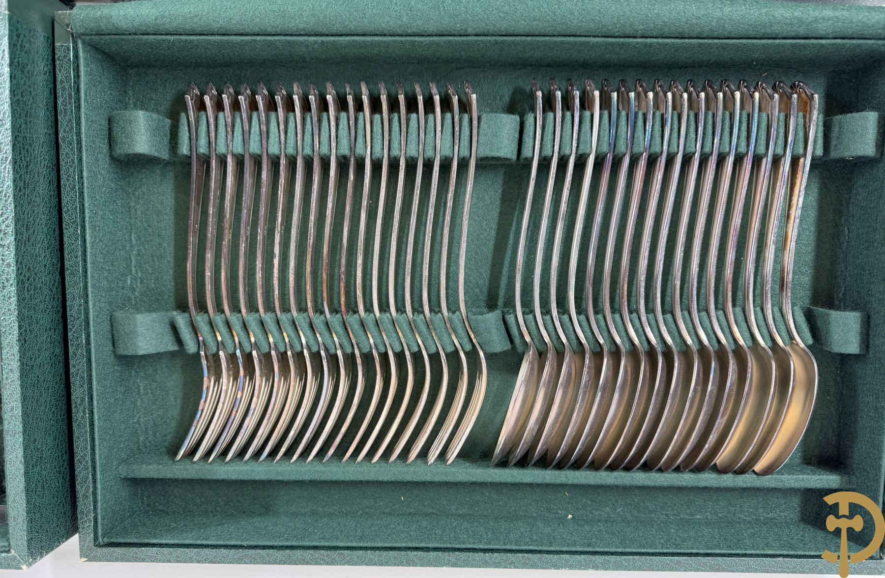 Verzilverd bestek 100/1000 bestaande uit 9 reeksen van 12 en 16 losse stukken