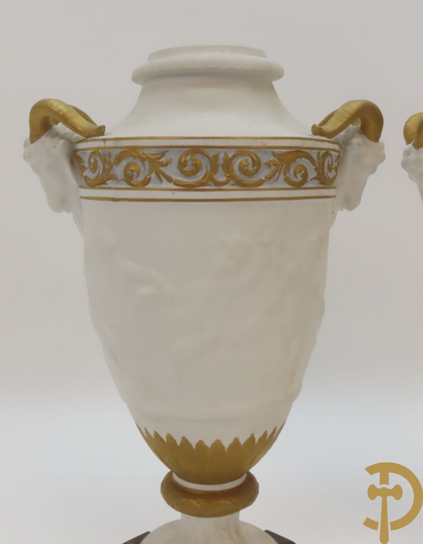 Paar porseleinen vazen met ramskoppen en basrelief van cupido