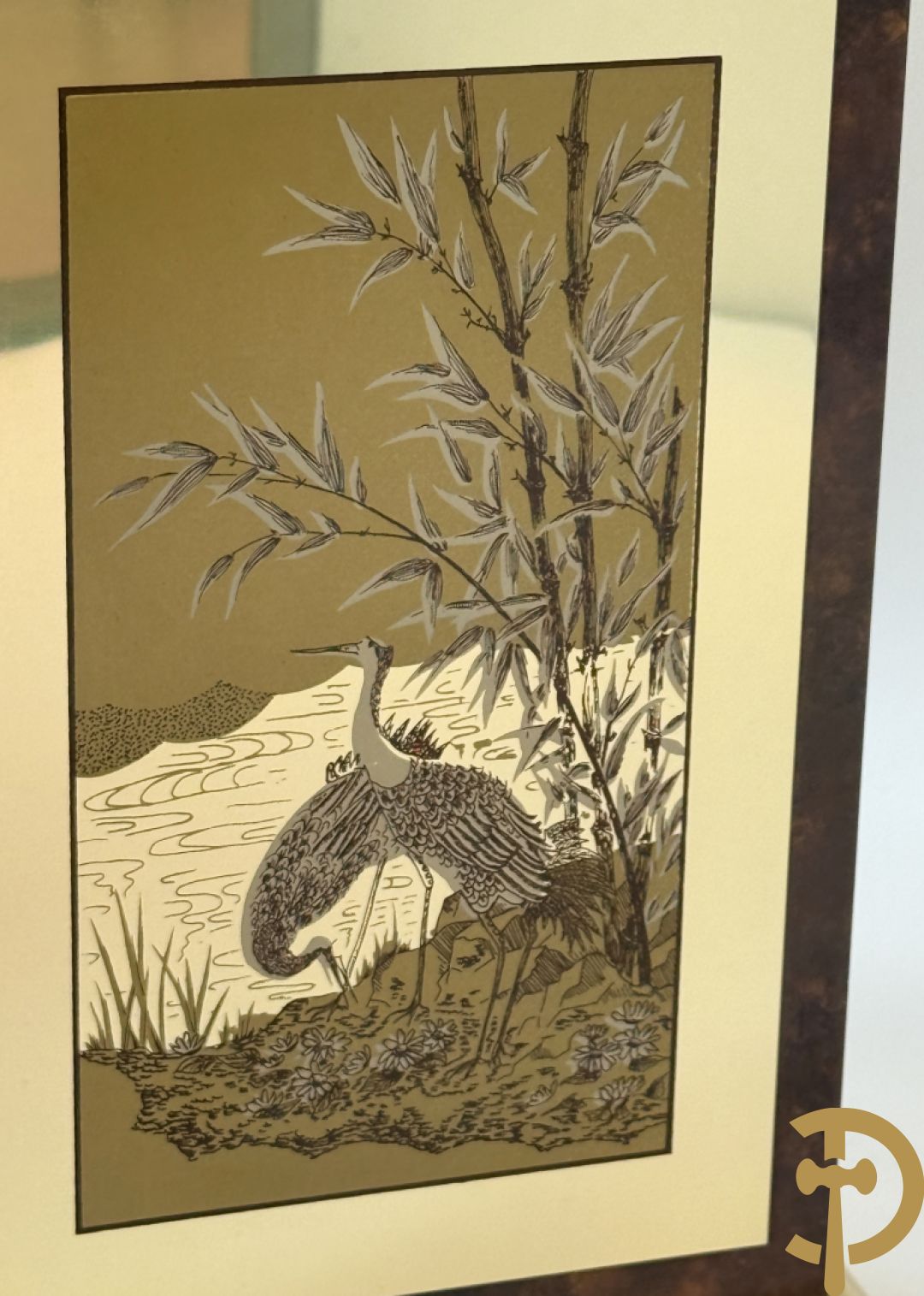 Vintage salontafel met geslepen glazen blad met bladgoud bewerkt op koperen voeten, Meersman Lucas getekend + 2 sidetables met geslepen glazen blad met bladgoud bewerkt op koperen voet, Meersman Lucas getekend + bijhorende lampadaire