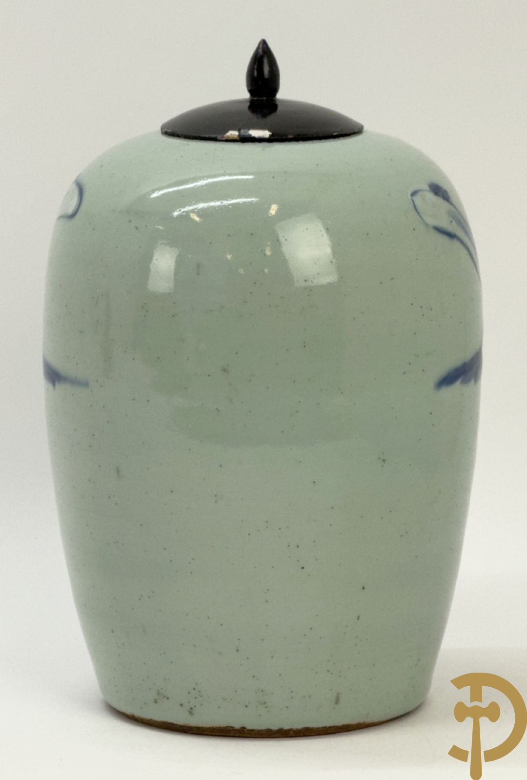 Chinese blauw/wit dekselpotiche met wijsgeer en dansende personages