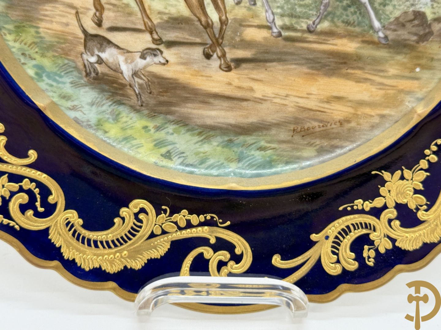 Paar porseleinen borden met ruitertafereel met vergulde omranding, getekend Rivière en Bourdier P., achteraan gemerkt met gekruiste pijlen