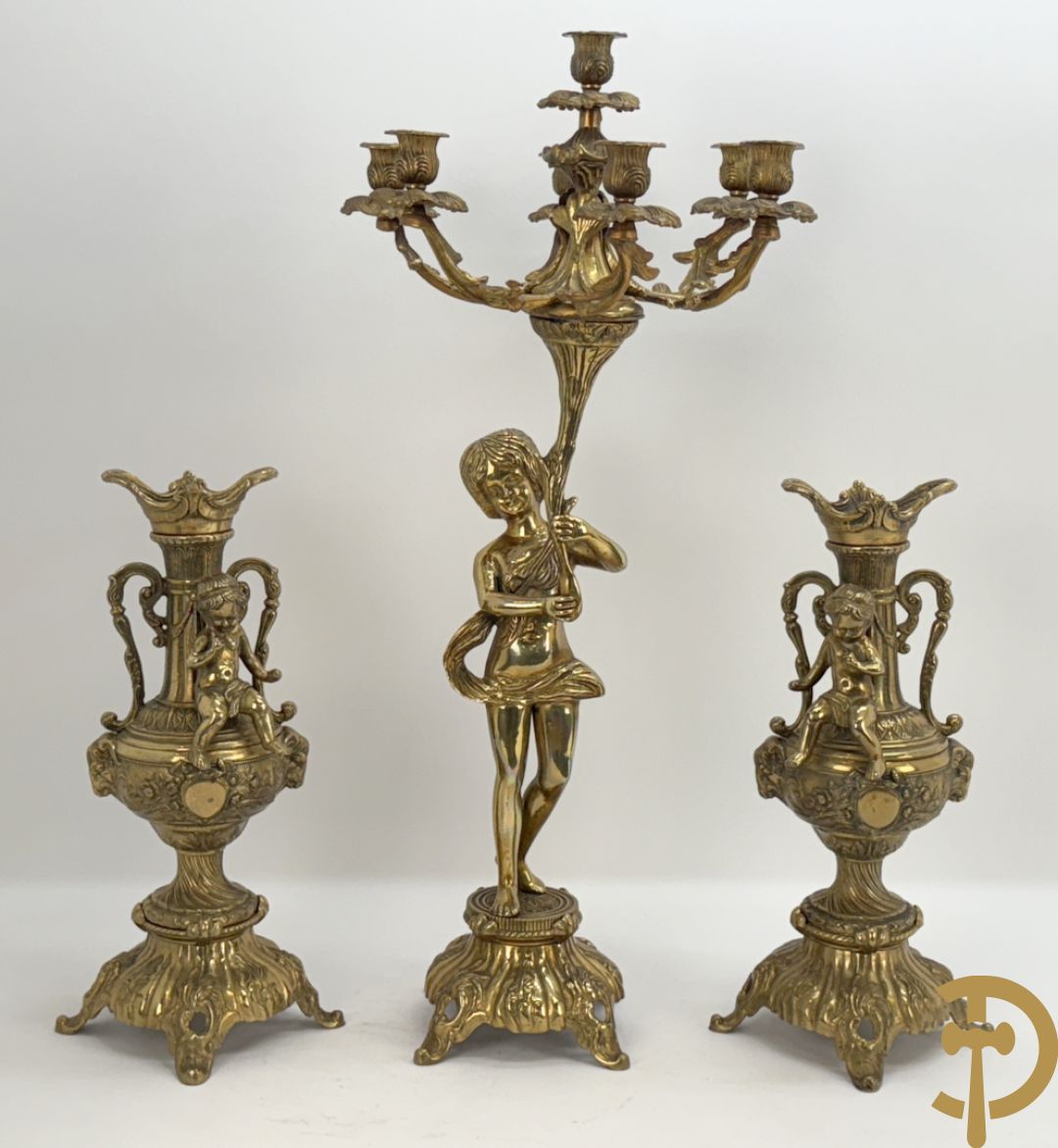 Paar koperen cassolettes bezet met ramskoppen dragende een cupido + koperen beeld van jongeman met zevenarmige kandelaar