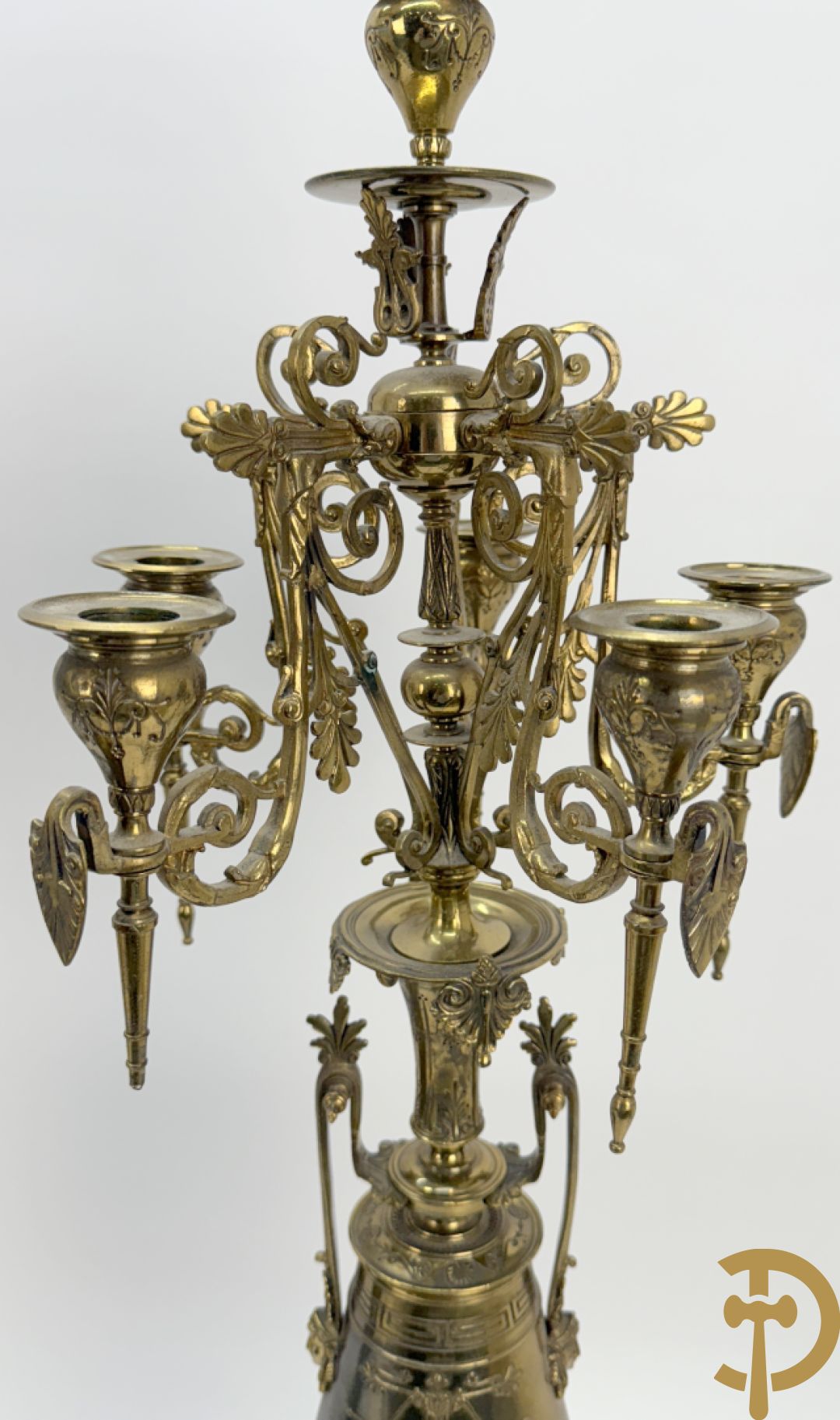 Zwart marmeren garnituur Napoleon III bestaande uit paar bronzen vuurrvergulde vijfarmige kandelaars bezet met vogels op zwarte marmeren basis met hertenkoppen + zwart marmeren middenstuk met klok bezet met hertenkoppen (zonder beeld)