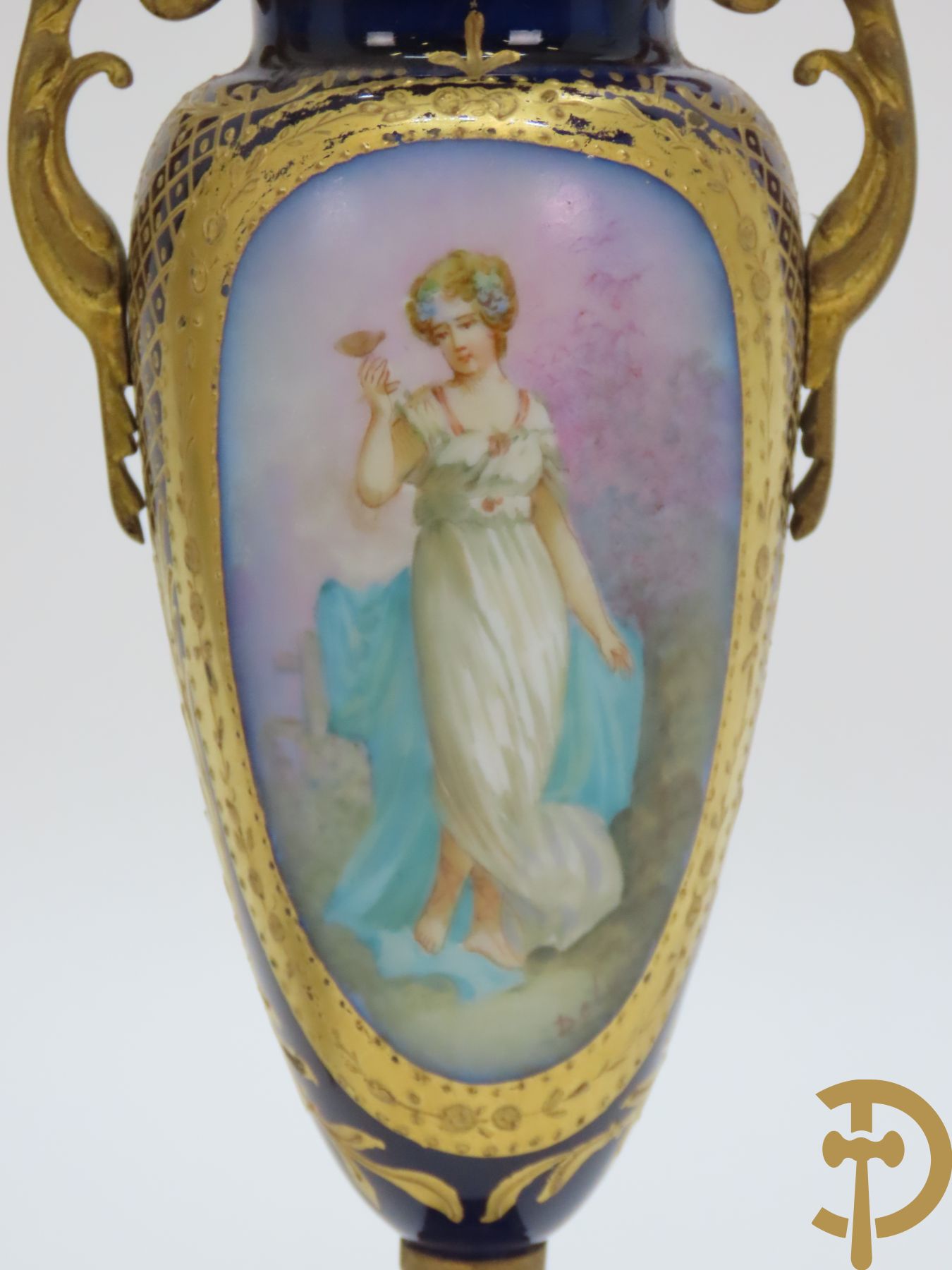 Paar kobaltblauwe porseleinen Sèvres vaasjes  met ovale medaillons met handbeschilderd lieftallig decor van dames in landschap en bronzen oortjes - onderaan gemekt