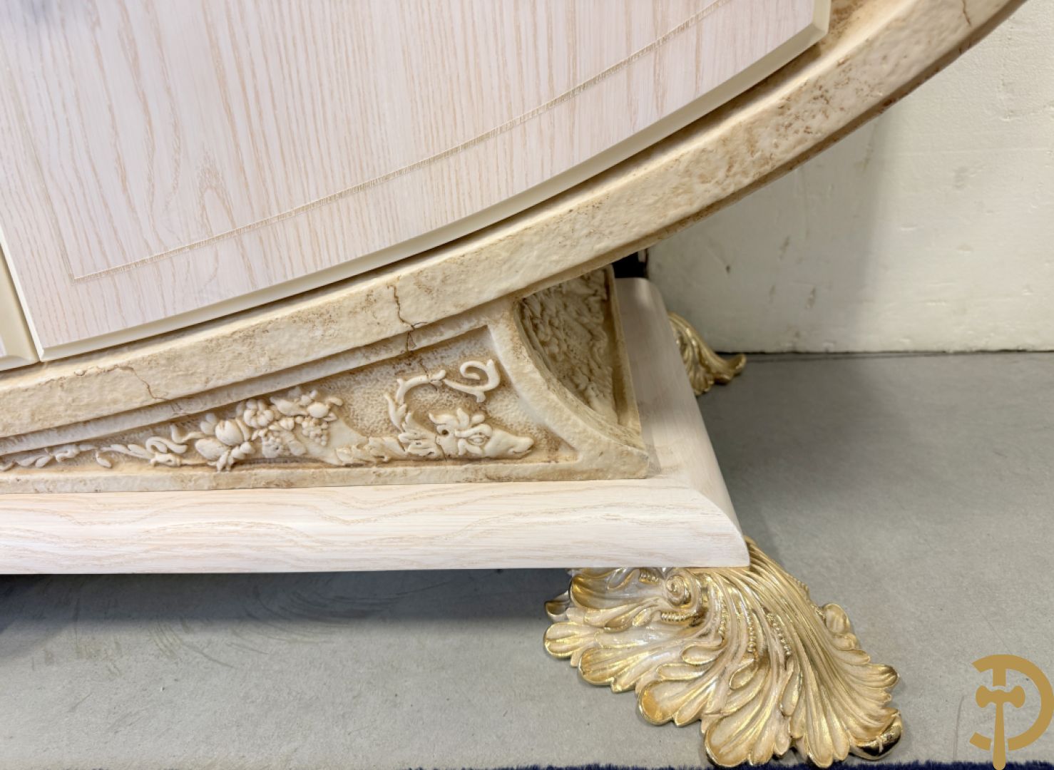 Uitzonderlijke eetkamer bestaande uit dressoir met 4 deuren en 2 lades op voluutvormig onderstel met rocailles opzij en boven met spiegel + bijhorende vitrine + console + spiegel + tafel op voluutvormig onderstel + 6 bijhorende armzetels met koperen frame - uniek ontwerp door de firma Vidal Grau Spaanse makelij, begin jaren 