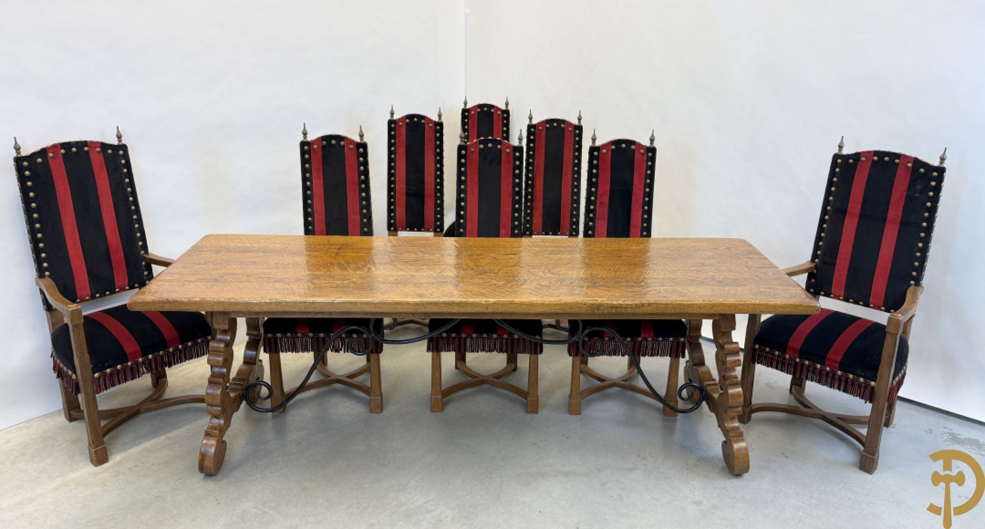 Massief eiken tafel met wangen en smeedijzer verbonden + 6 hoogleunige stoelen + 2 armzetels
