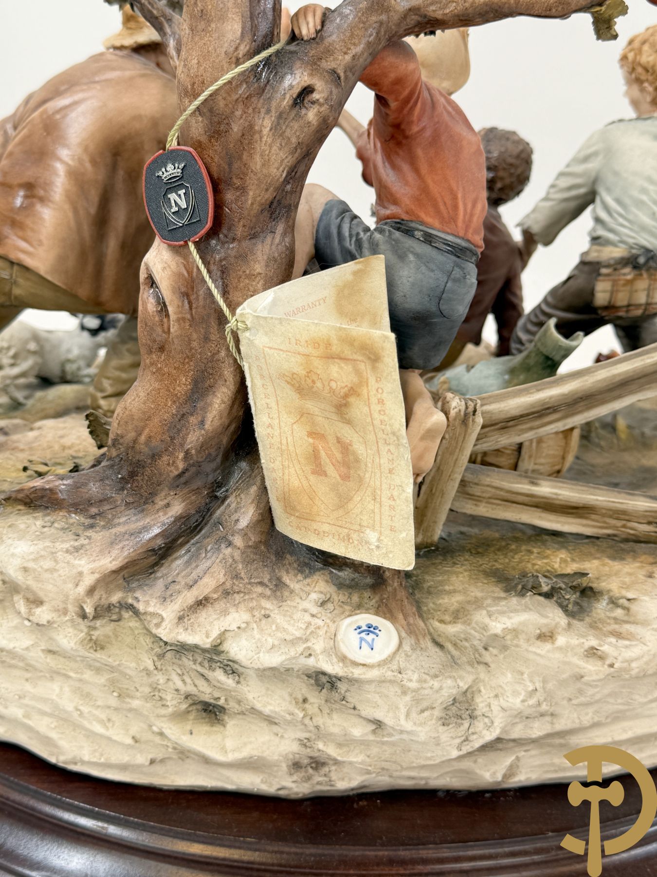 Twee grote Italiaanse groepen in 
gekleurde biscuit : jongens plukken appels - onderonsje aan tafel + 4 groepen in gekleurde Italiaanse biscuit