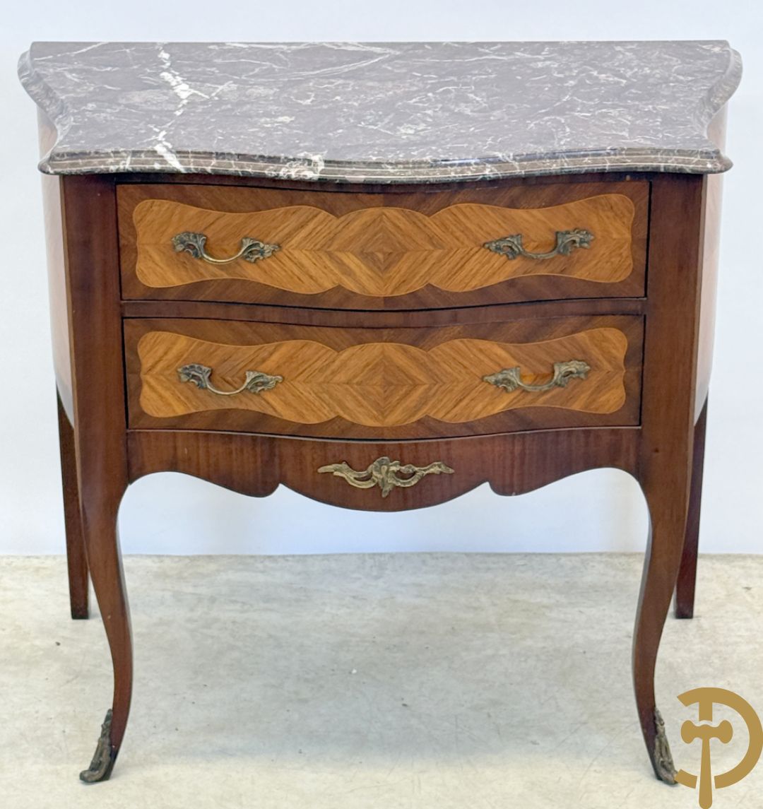 Notelaren tweeladencommode met bronsbeslag en grijs marmeren blad op voluutvormige poten