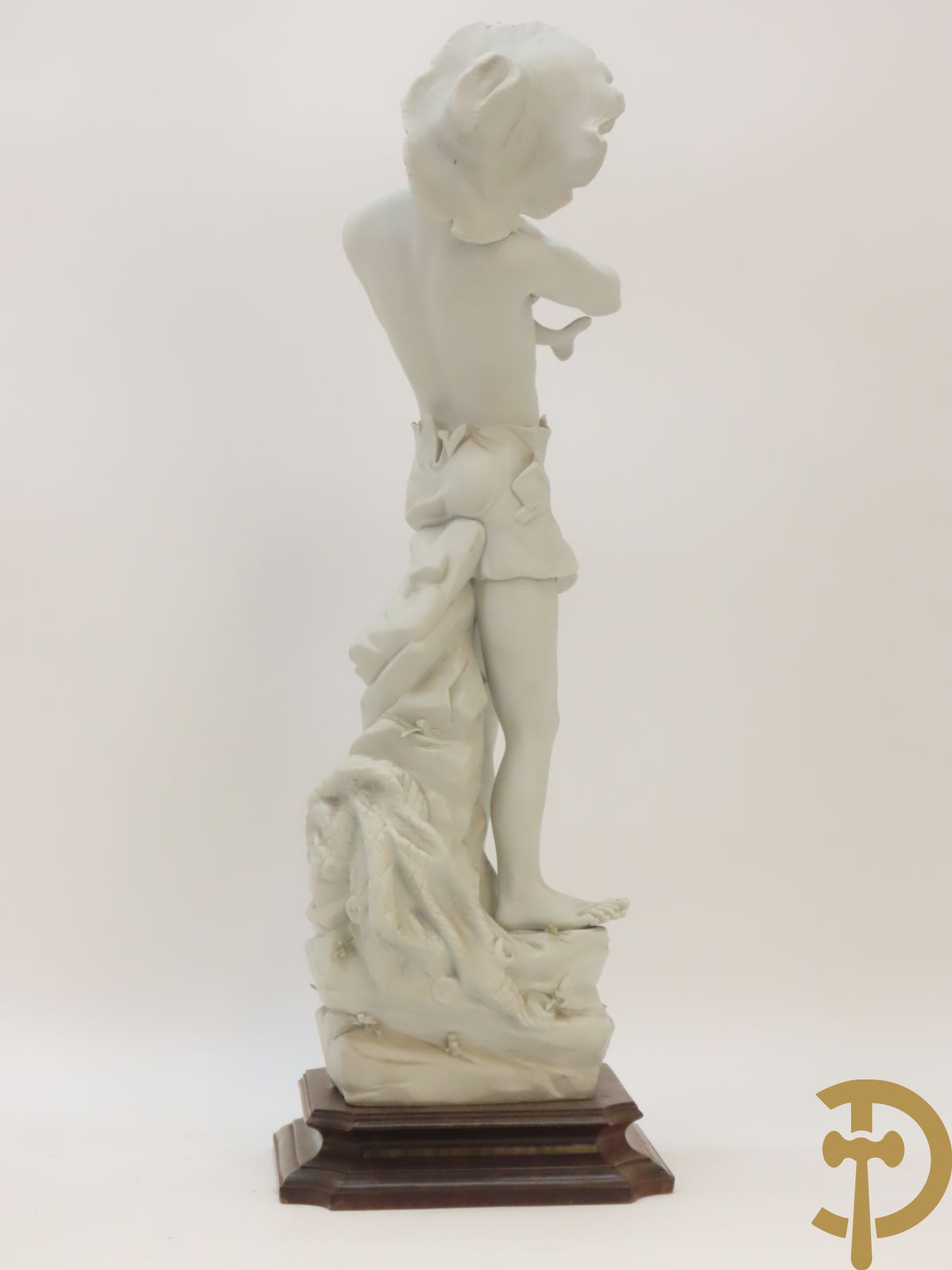 Drie beelden in Capo di Monte porselein : dame met lang haar, jongeman met vis en koppel op bank