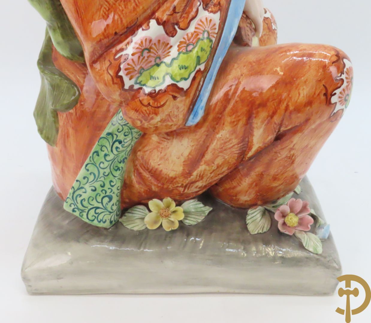 Twee Italiaanse beelden van oosterse dame met bloemen, getekend achteraan Polouioto en oosterse man met snaarinstrument in meerkleurige faience