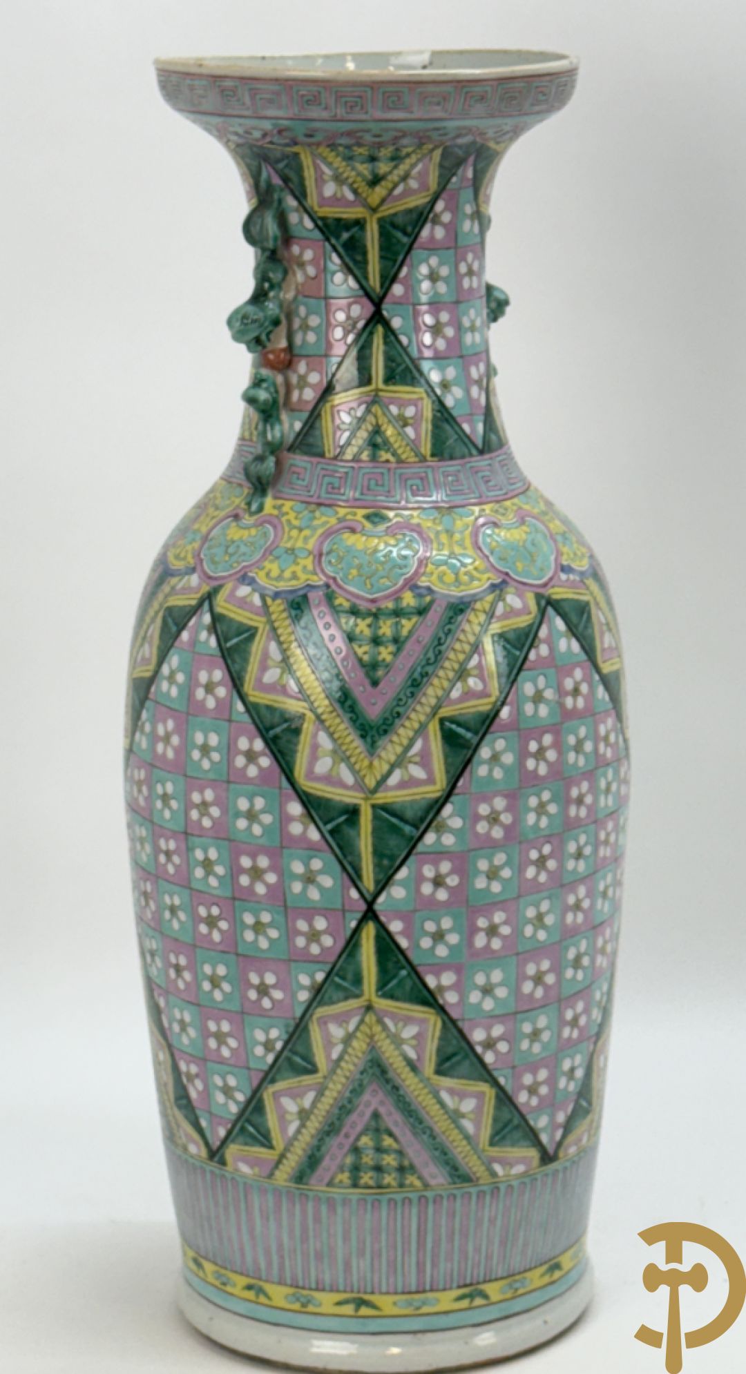 Chinese porseleinen vaas met ruitvormen en geometrische patronen, bovenaan met fo honden bezet