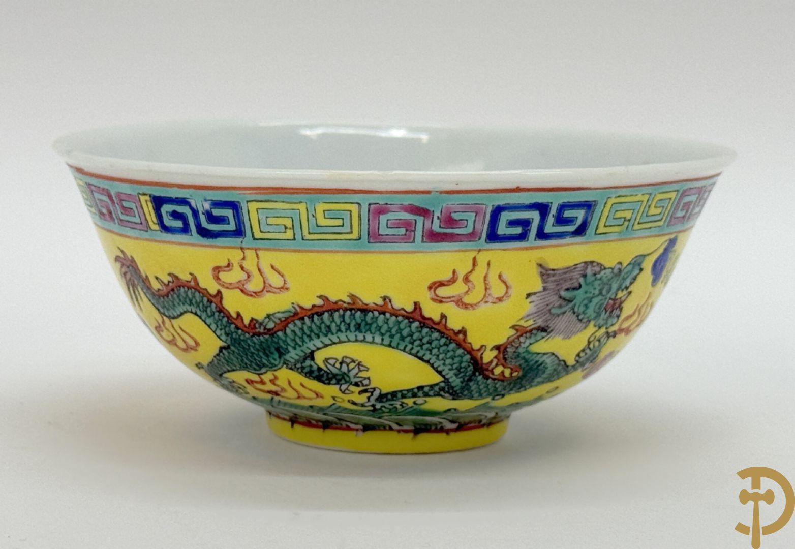 Chinees porseleinen kommetje met drakendecor op gele fond, onderaan gemerkt