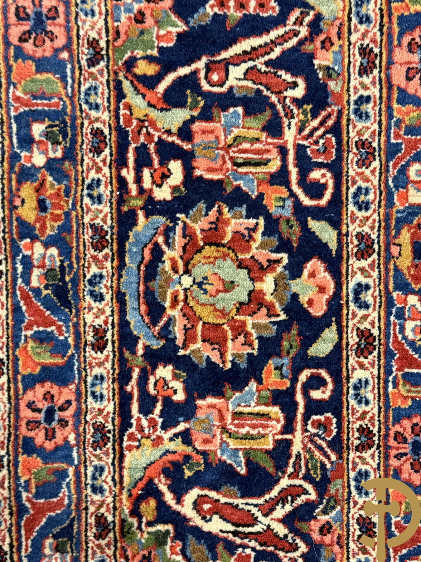 Oosters handgeknoopt tapijt met bloemenmotieven op rode fond