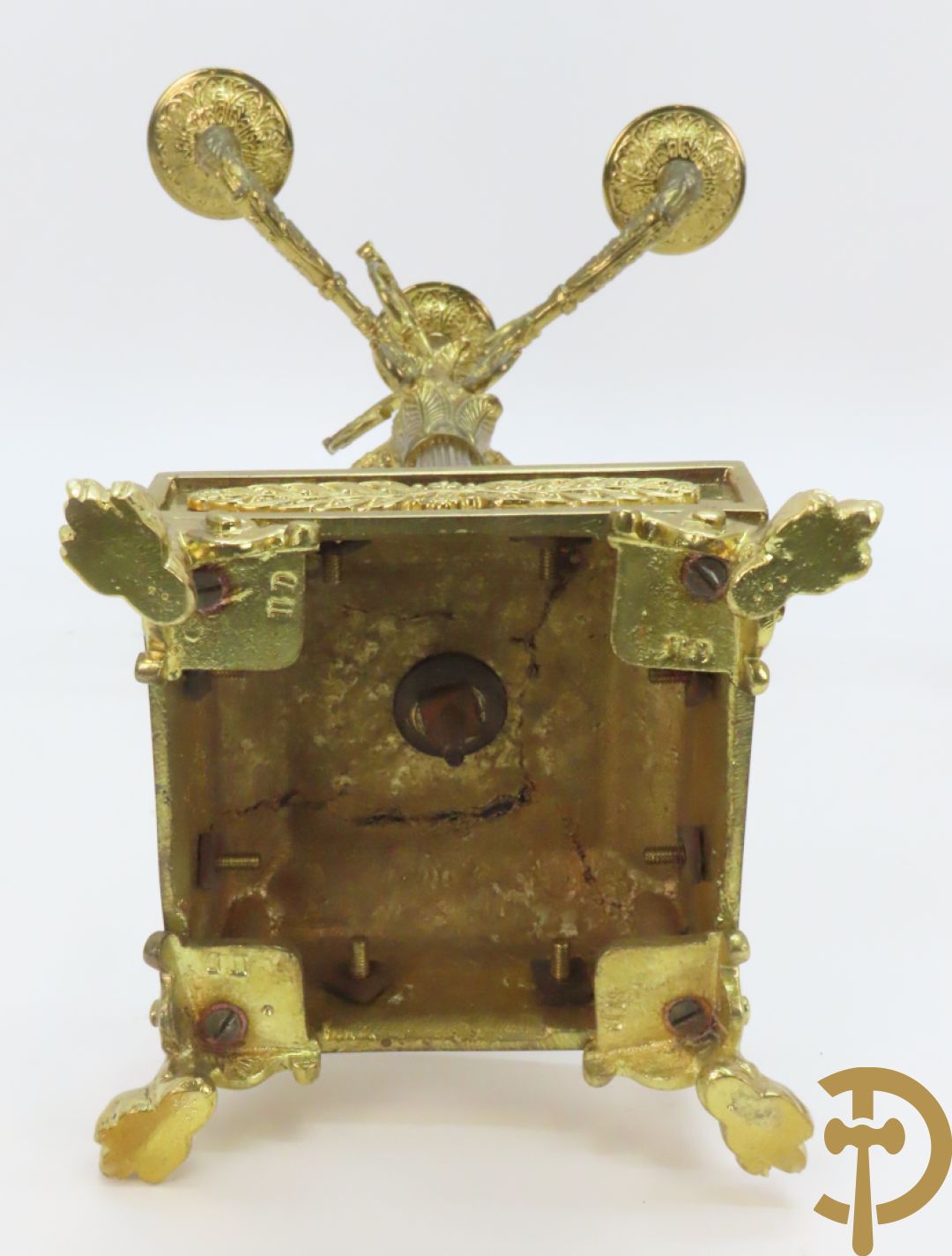 Driedelige bronzen garnituur bestaande uit middenstuk met 4 gecanneleerde zuilen en adelaar bezet + paar kandelaars