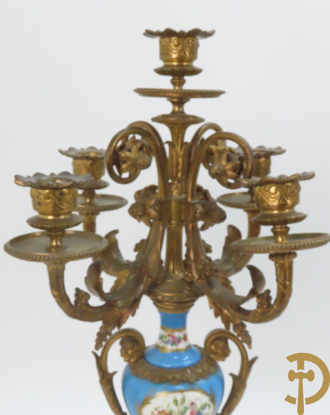 Driedelige bronzen garnituur bezet met Sèvres porselein bestaande uit pendule geflankeerd door paar cupido