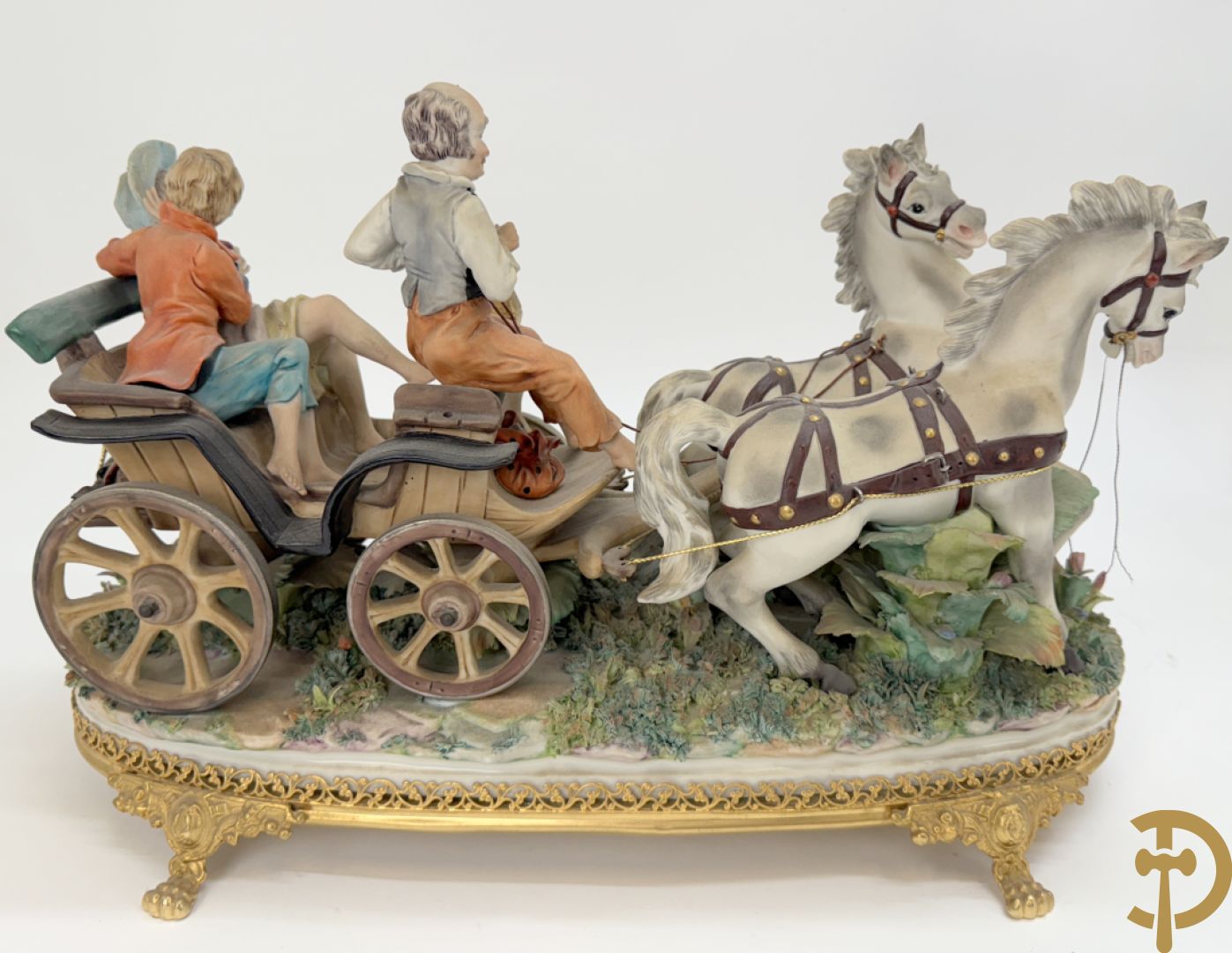 Zes porseleinen groepen Capo di Monte : Paarden met koets, oude man op bank, dame met kinderen, cupido