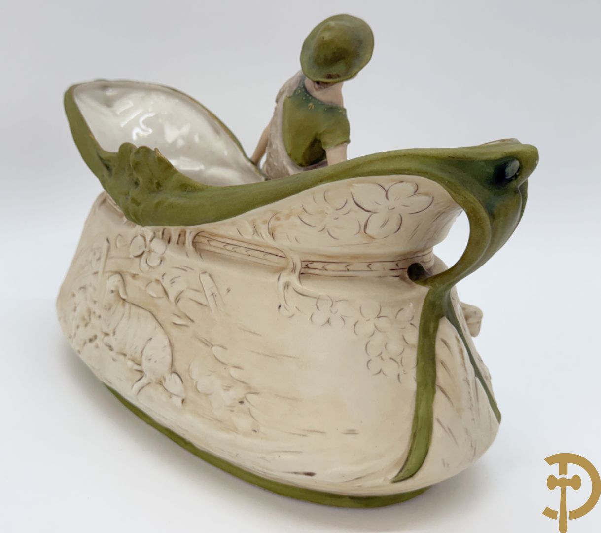 Coupe in Royal Dux met herder en schapen, nummer 1224, gemerkt onderaan