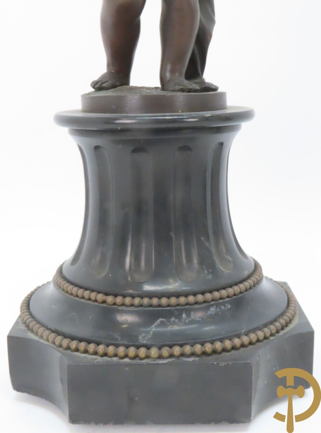 CLODION getekend - Paar elegante bronzen dames met tambour en fruit, geflankeerde door jonge faune, op marmeren klokstel - opgebouwd als garnituur met 2 kandelaars met bronzen kindjes dragende een toorts met bloemen en kaarsen