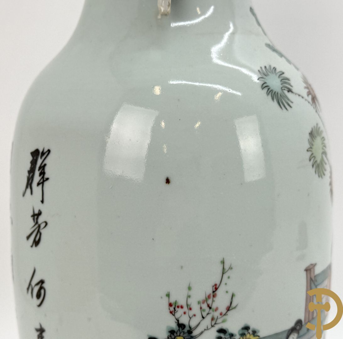 Chinese porseleinen vaas met decor van dames in landschap