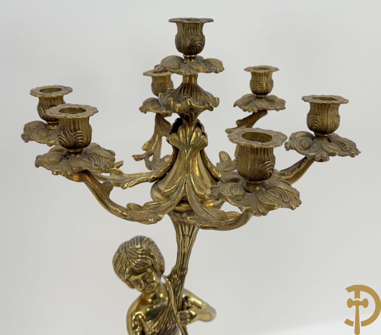 Paar koperen cassolettes bezet met ramskoppen dragende een cupido + koperen beeld van jongeman met zevenarmige kandelaar