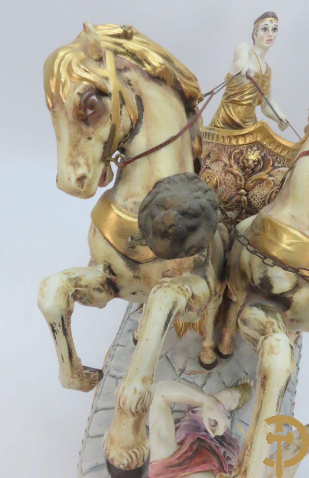 Beeld van strijdwagen met steigerende paarden 