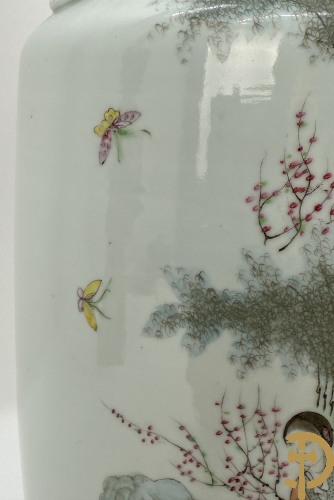 Paar Chinese porseleinen vazen met decor van dames in landschap