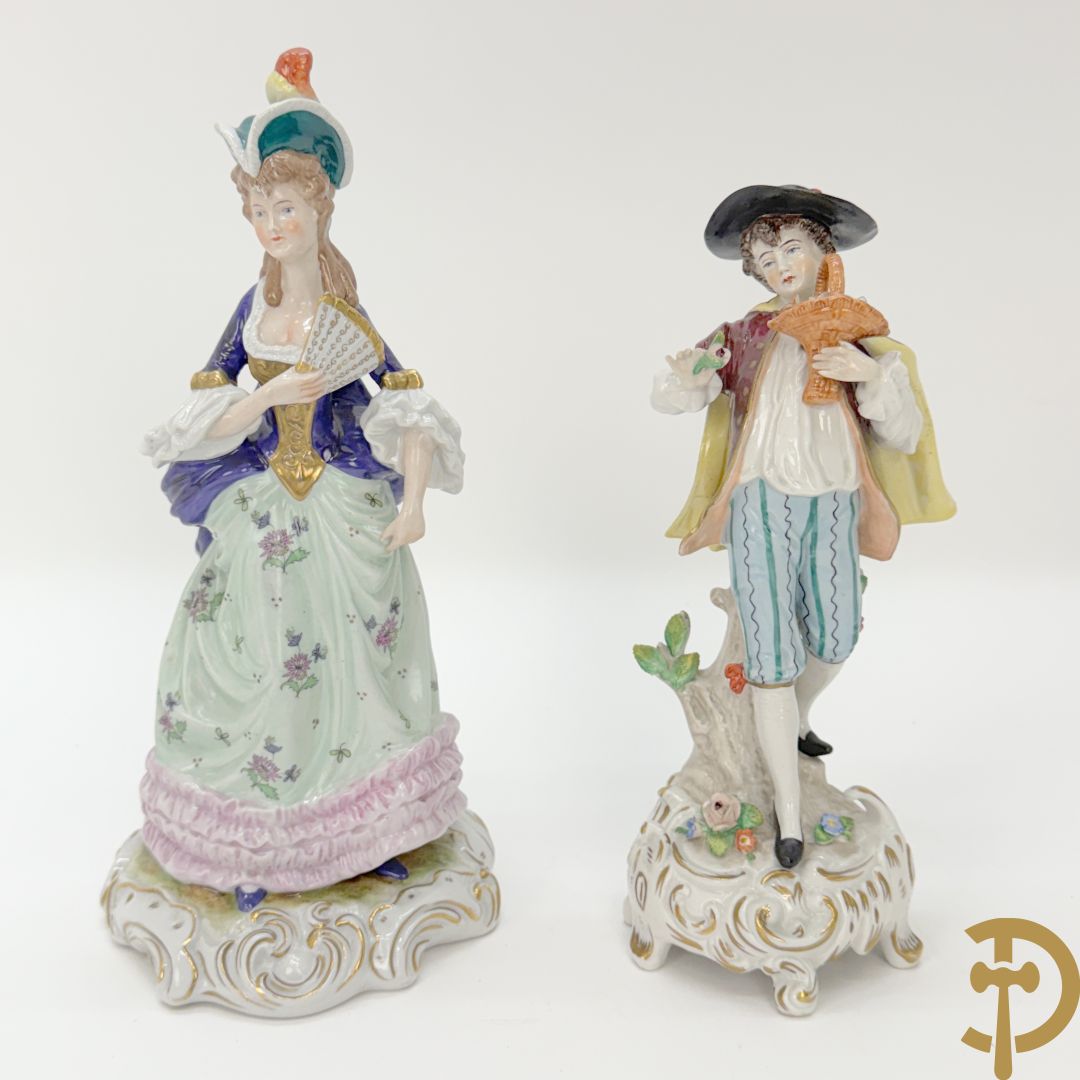 Vijf porseleinen lieftallige figuren, Unterweisbach en Sax + 2 porseleinen consooltjes met rocailles