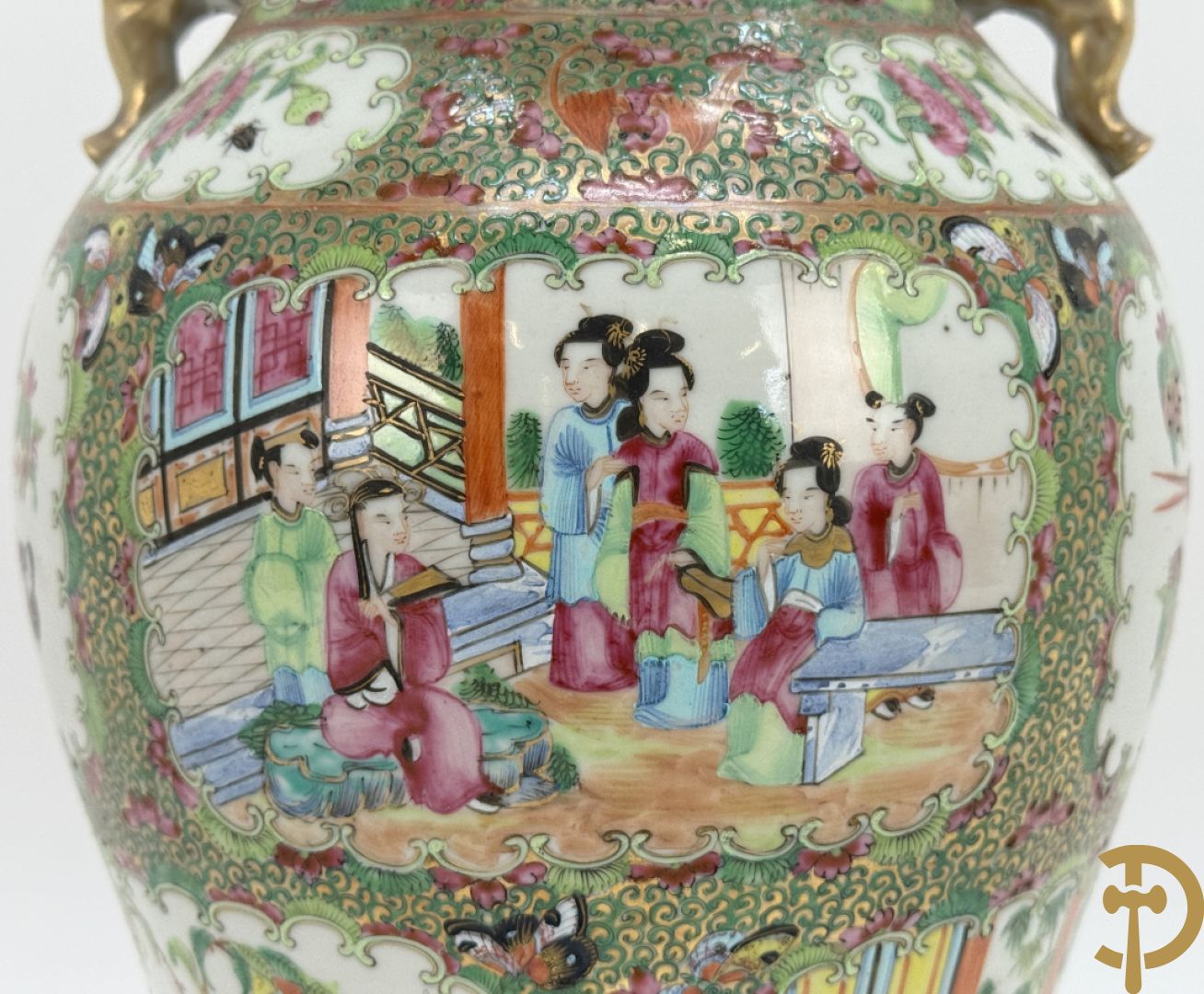 Chinese porseleinen Kantonvaas met geanimeerde taferelen, bloemen, vogel en vlinderdecor