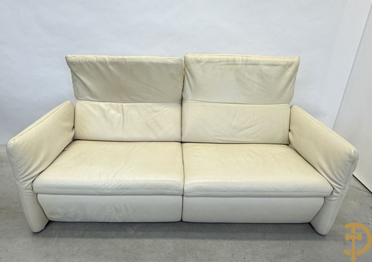 Salonensemble Koinor bestaande uit 3 elementen waarvan groot element met uittrekbaar voeteinde en twee tweezits