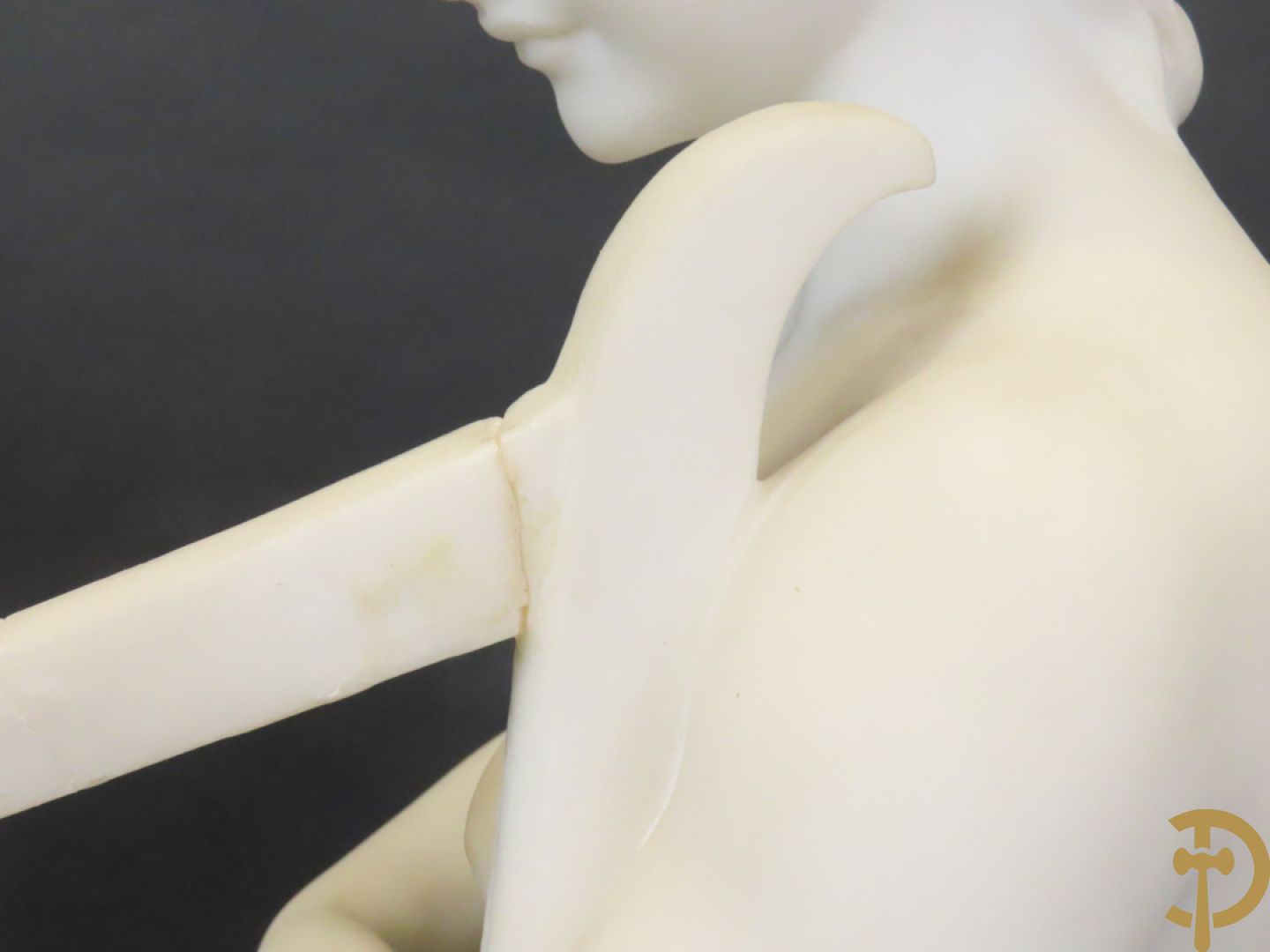 Prof. Fagioli Firenze getekend : Witte marmersculptuur van zittende dame met ontblote boezem met muziekinstrument