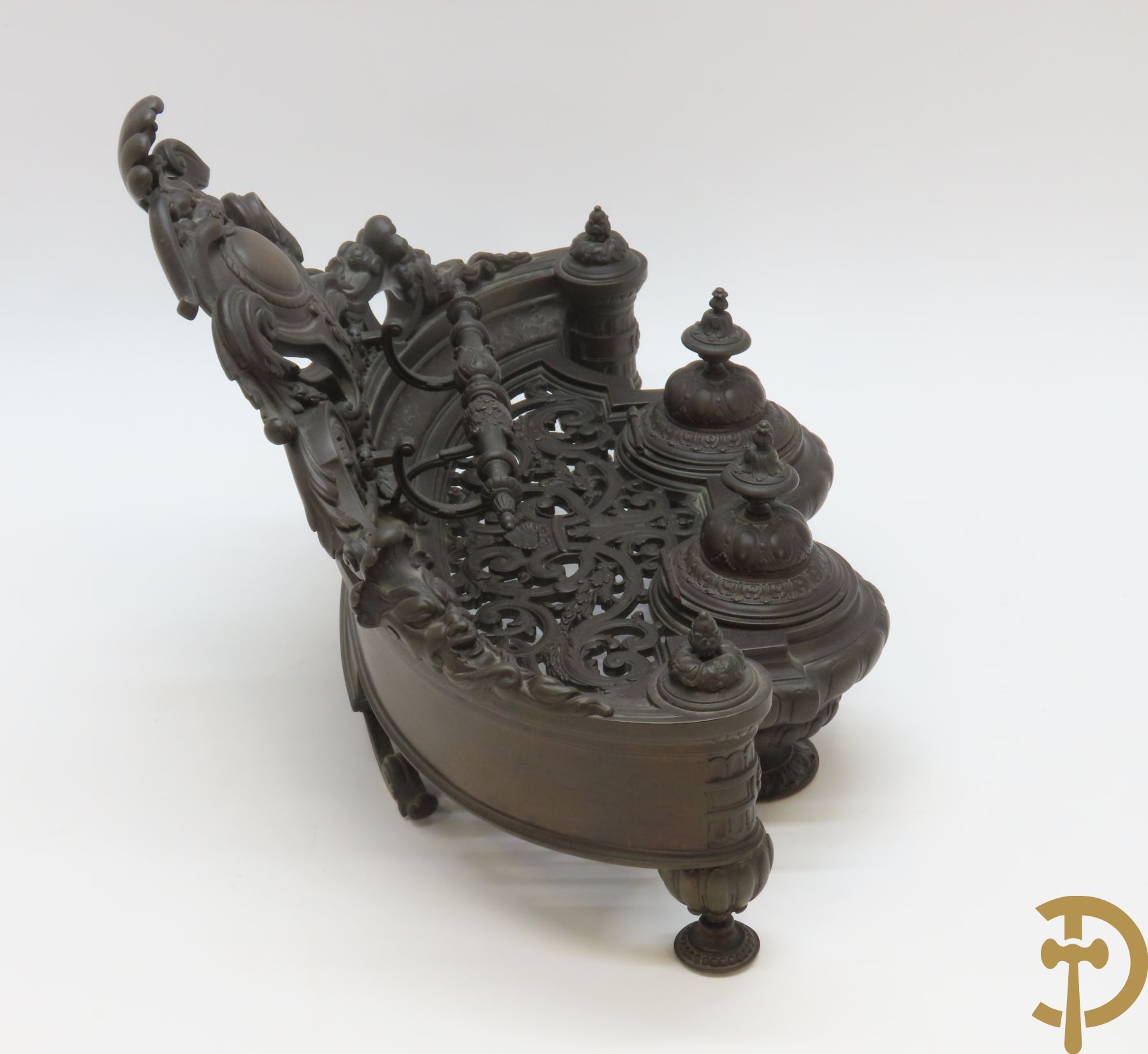 Bronzen Neo Renaissance inktstel met rocailles en bladmotieven