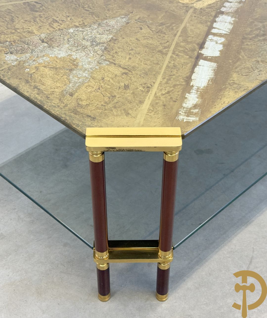 Vintage salontafel met geslepen glazen blad met bladgoud bewerkt op koperen voeten, Meersman Lucas getekend + 2 sidetables met geslepen glazen blad met bladgoud bewerkt op koperen voet, Meersman Lucas getekend + bijhorende lampadaire