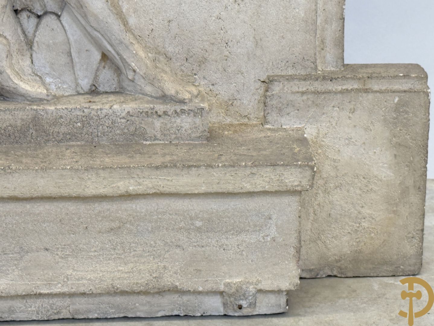 WILLAERT getekend - Gestyleerd Art Deco basrelief met Icarus en vliegenierssymbool in beton