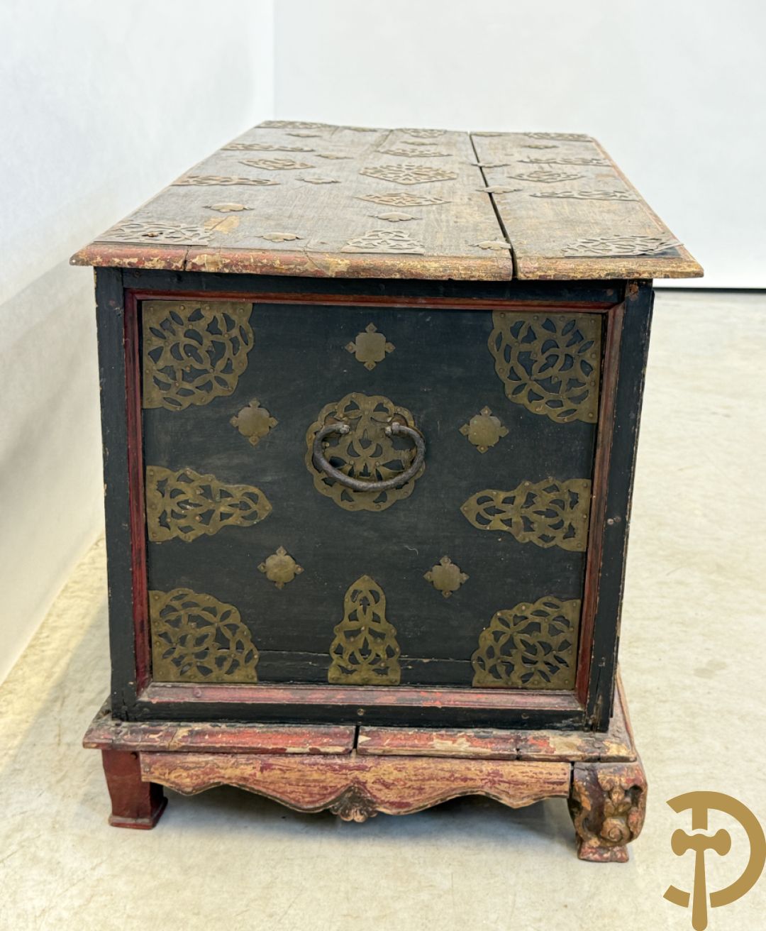 Indonesisch laag ladenkastje met sculptuur van accanthusranken en koperbeslag