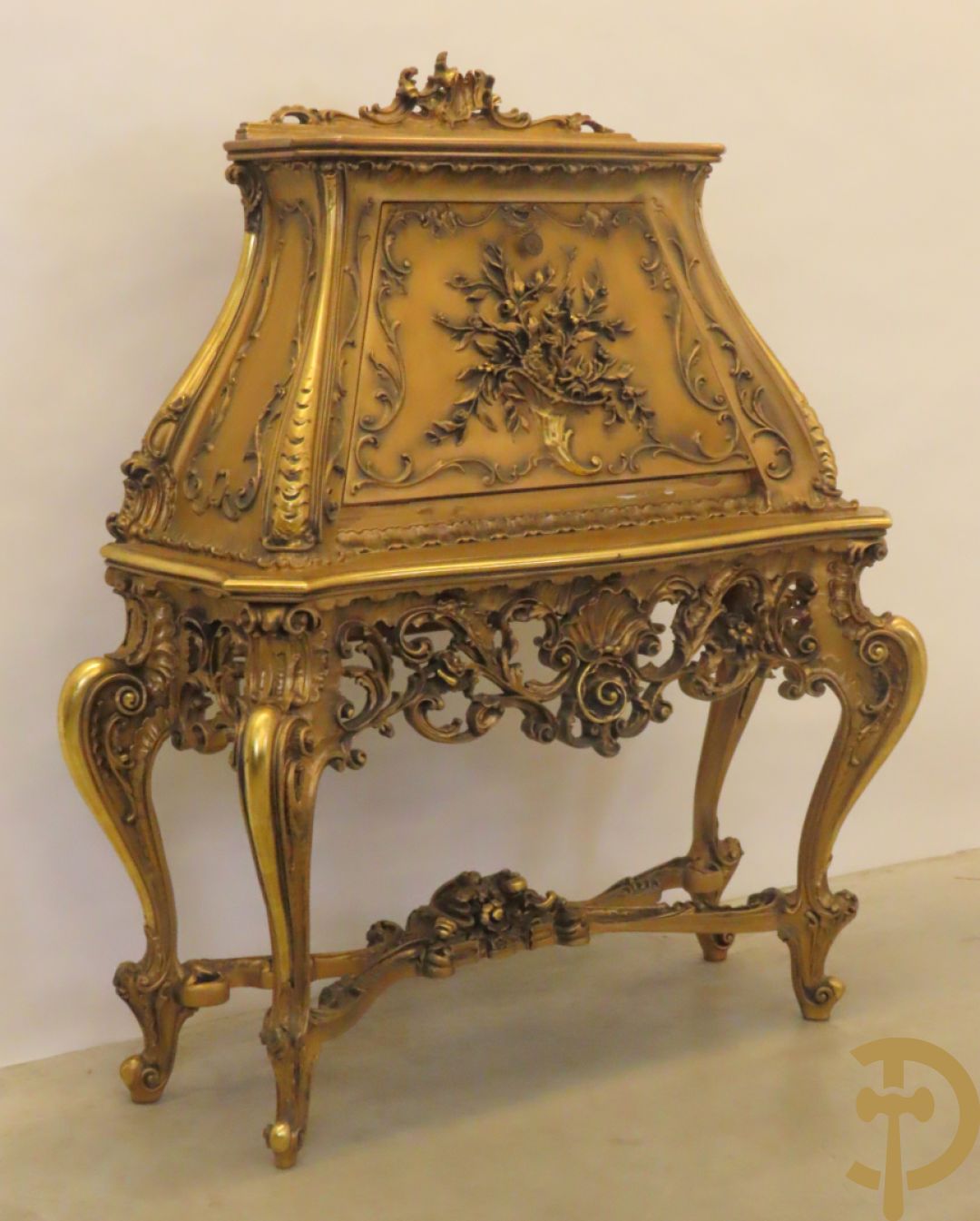 Uitzonderlijke vergulde bar met accanthusranken en bloemenmotieven op voluutvormige poten
