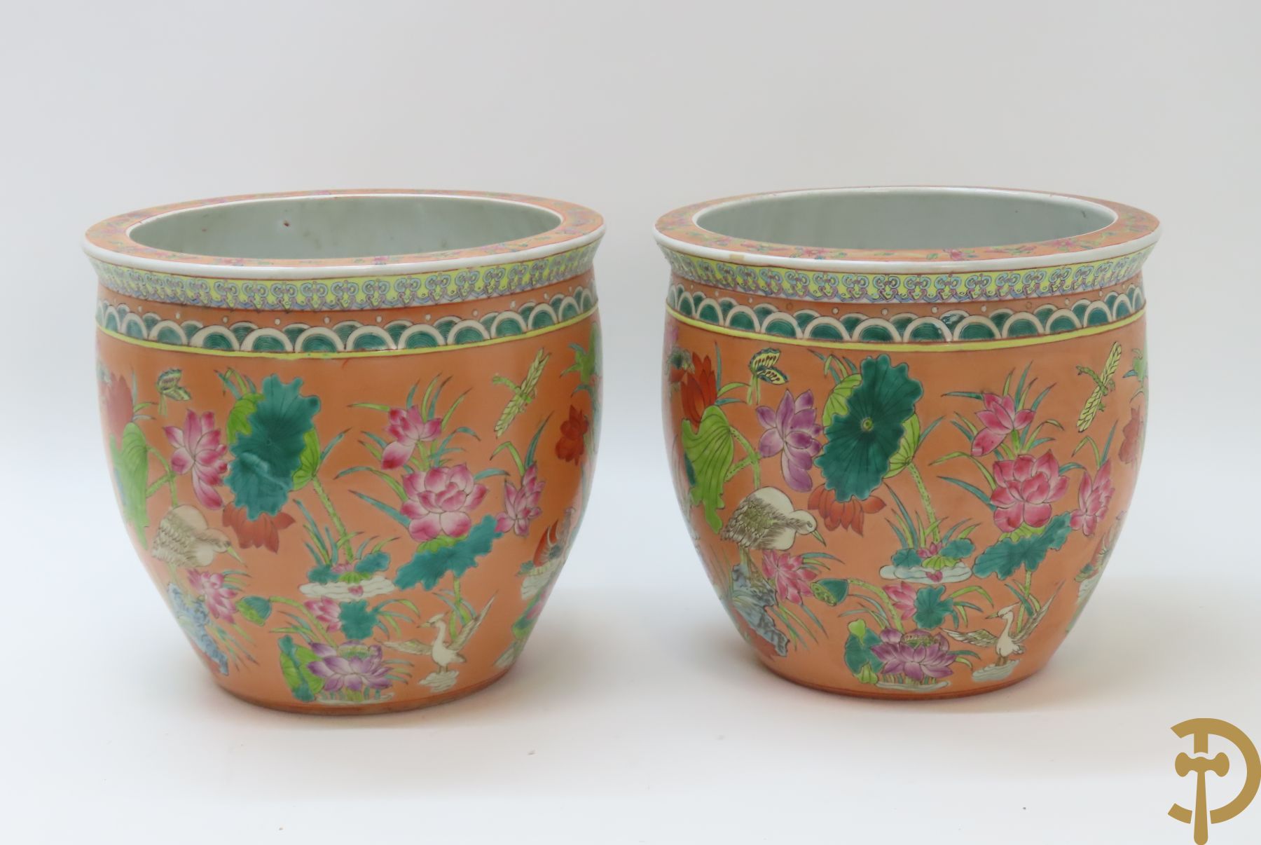 Paar Chinese porseleinen cachepots met bloemendecor en binnenin met visdecor