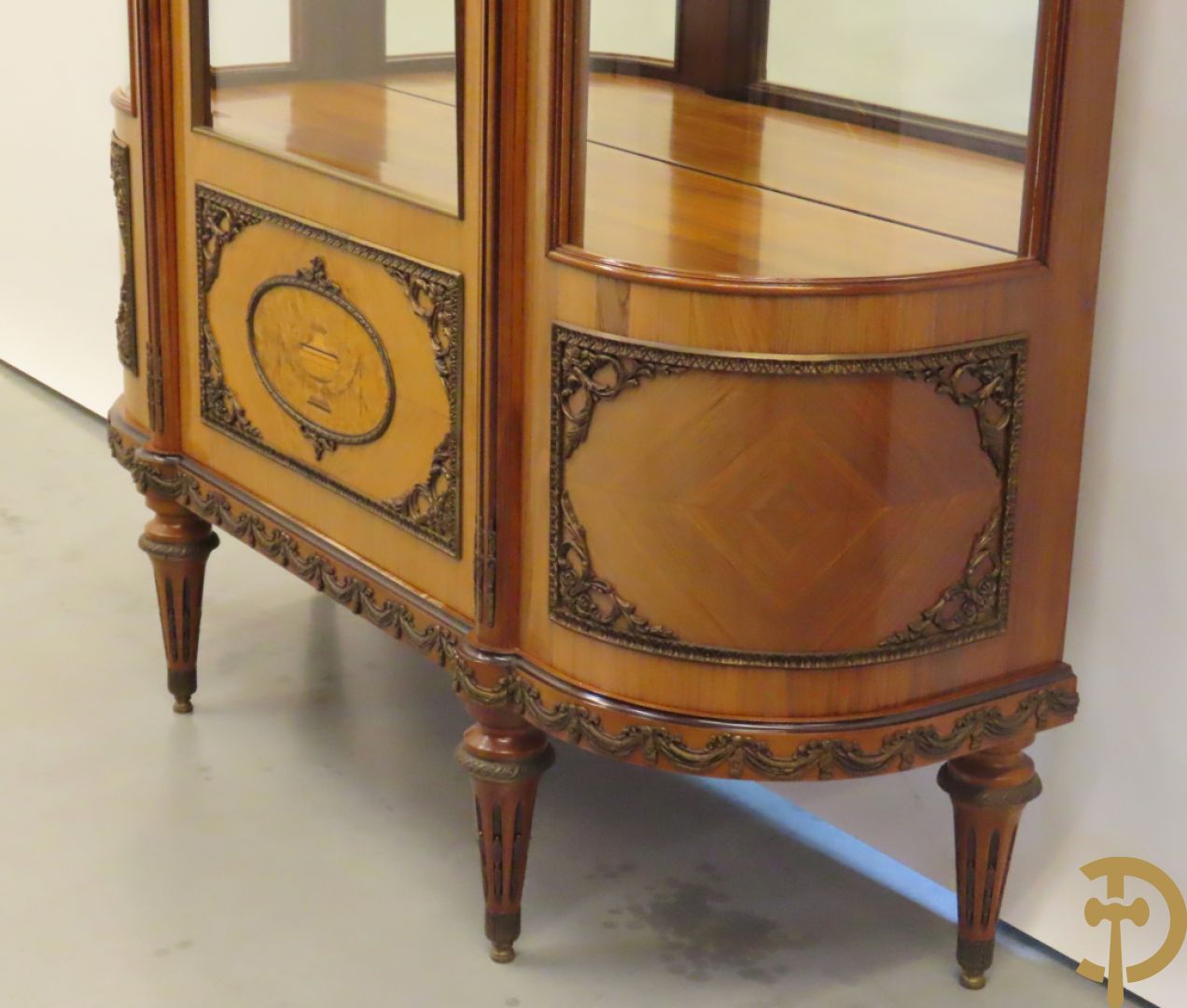 Notelaren eetkamer Louis XVI stijl bestaande uit vijfdeursdressoir met bloemenmarquetterie, bronsbeslag en wit marmeren blad, ovale uittrekbare tafel, 6 stoelen met leder bekleed en gegalbeerde vitrine met geslepen ruitjes