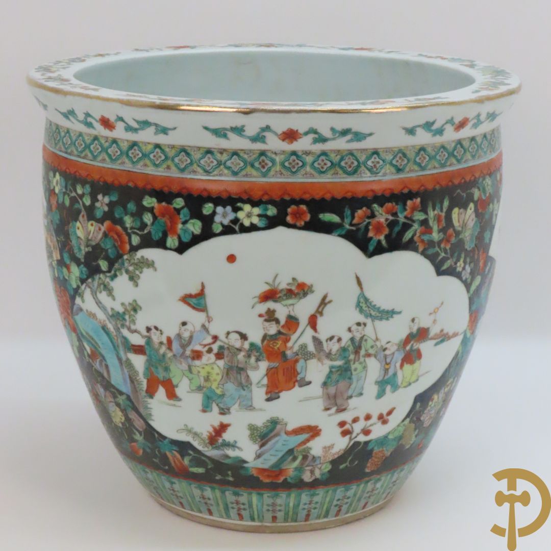 Chinese porseleinen cachepot met geanimeerd decor op zwarte fond met bloemen