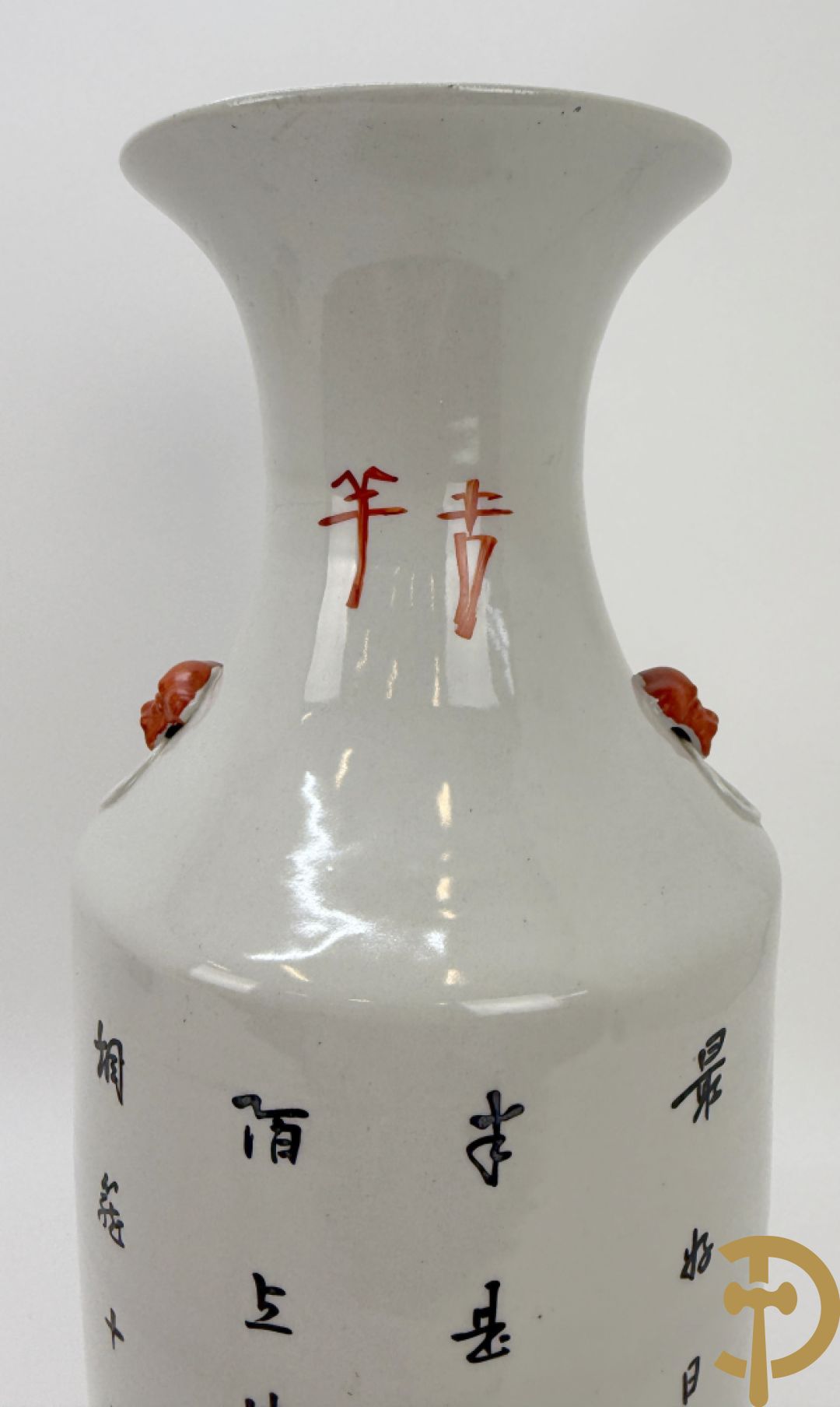 Twee rolvazen met bloemen- en vogeldecor + dekselpotiche met vogeldecor + Chinese vaas met decor van dames en kinderen