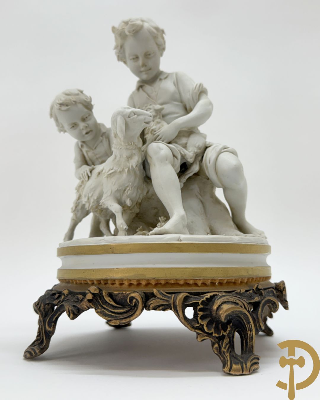 Paar gekleurde porseleinen sierbeeldjes op bronzen voet, Capo di Monte + 2 sierbeeldjes op bronzen voet