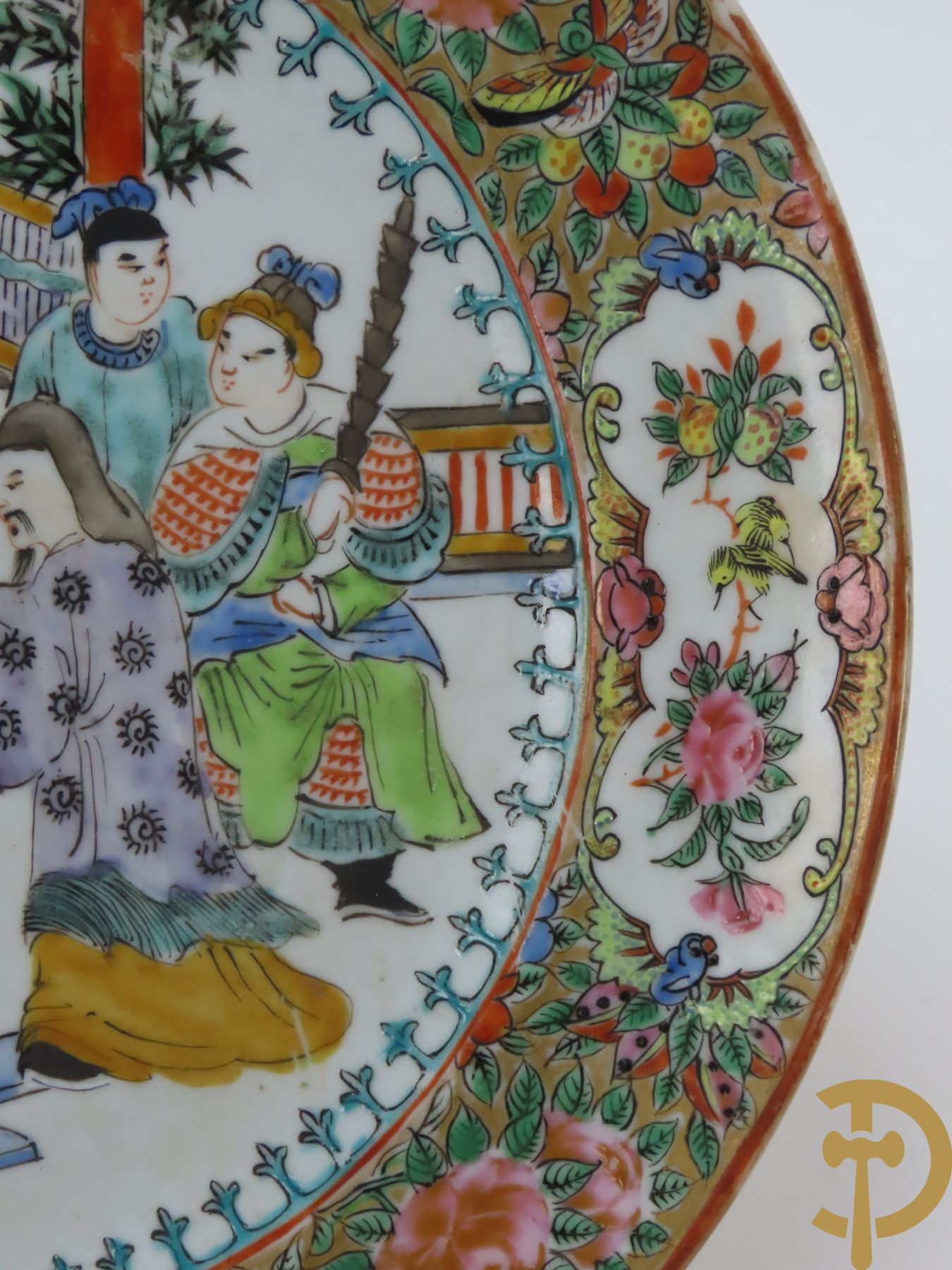 Twee Chinese porseleinen borden met vazendecor, bord met decor van landschap en krijgers en 1 met tempeldecor en wijsgeren