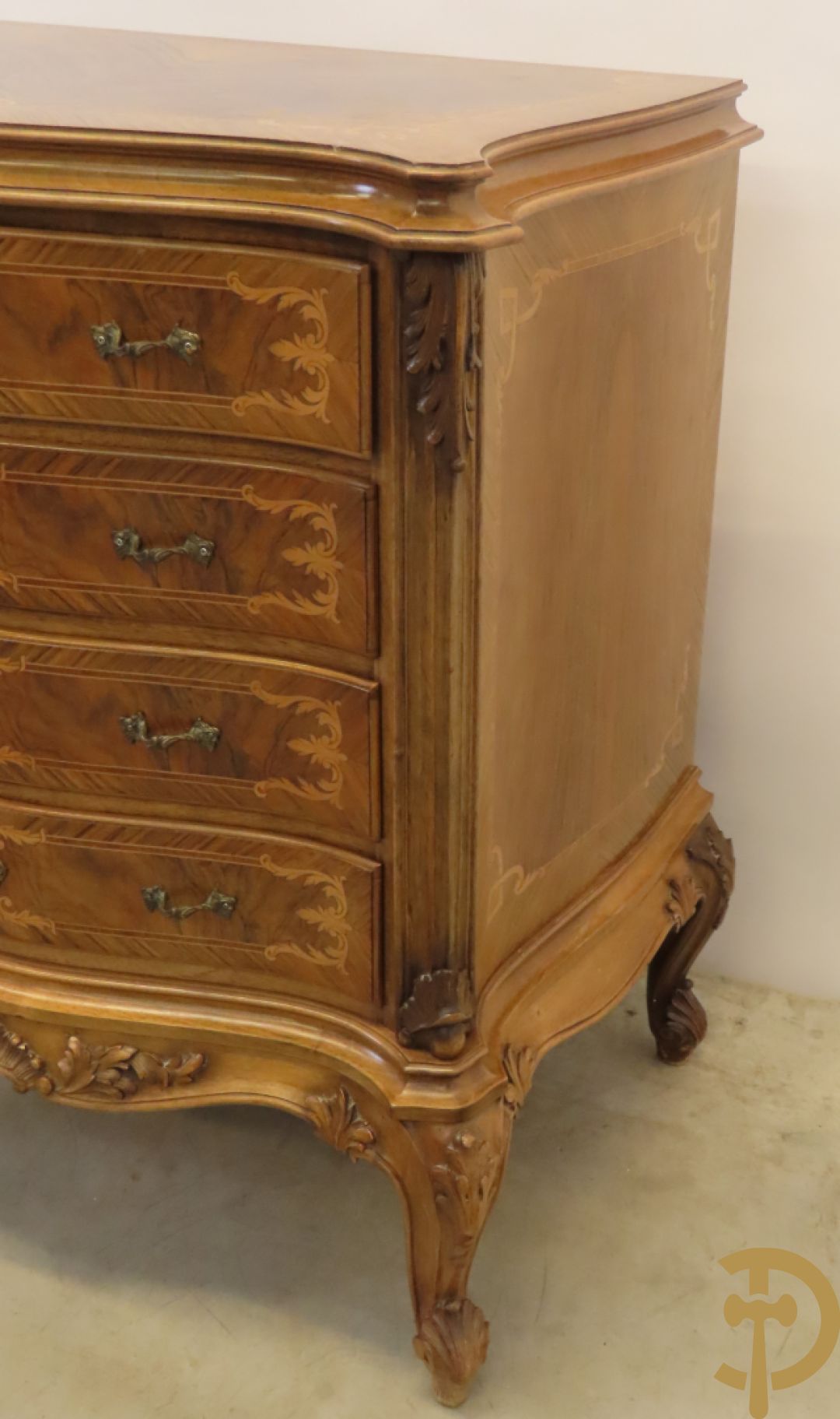 Notelaren vierladen commode met accanthusranken op voluutvormige poten